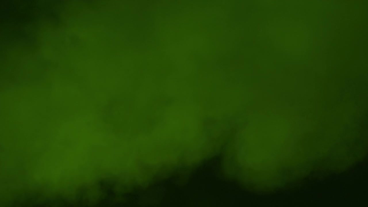 Grøn, ægte, organisk slow motion-damp/røg pumper ud på sort baggrund. Filmet med 4K biografkamera. Ideel til at tilføje tekstur ved hjælp af tilføjelses- og skærmtilstand