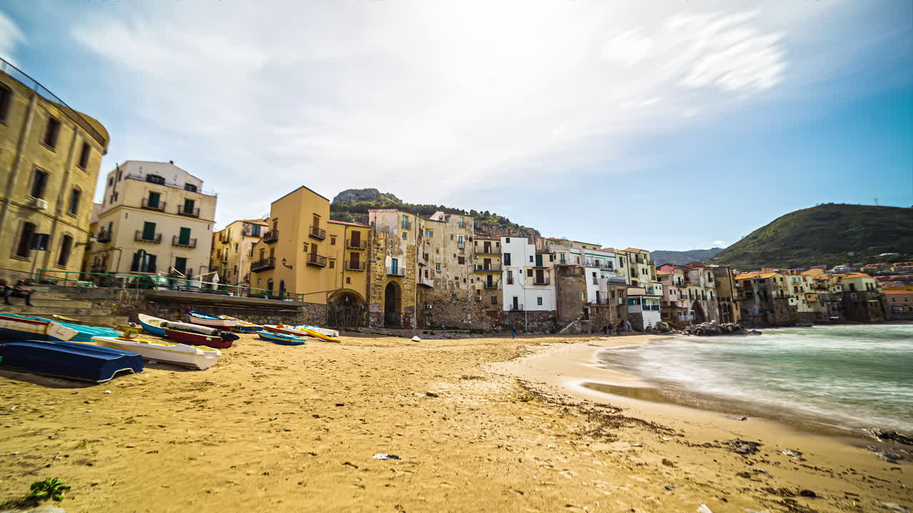 Timelapse di nuvole in movimento e onde marine su una spiaggia costiera della Sicilia in Italia.