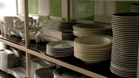 hay muchos platos blancos diferentes en la cocina del restaurante.