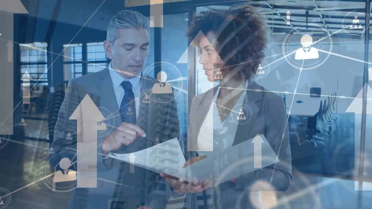 animazione di frecce, rete di icone di persone e diverse persone d'affari maschili e femminili in ufficio