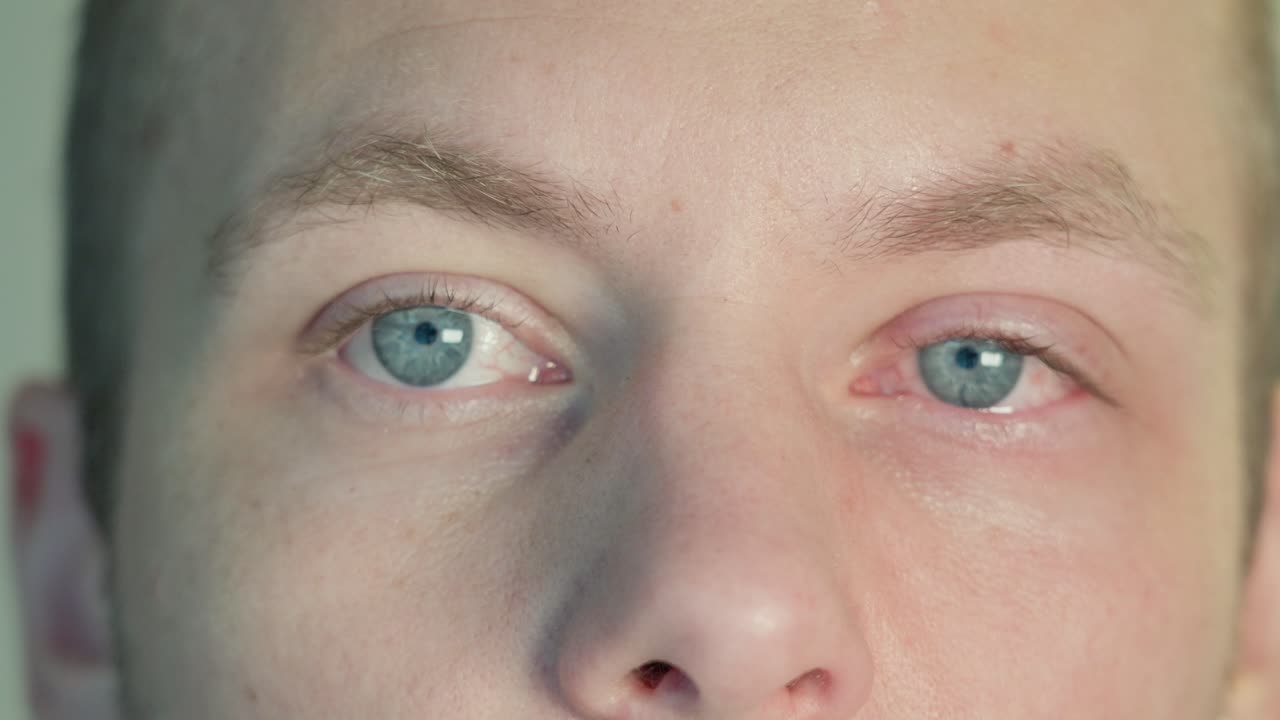 우울한 남자의 눈물을 흘리는 가까운 사진