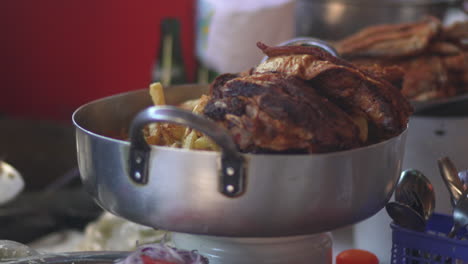 Una-Mirada-Genuina-A-La-Cocina-Local-En-Cusco,-Perú,-Donde-Preparan-El-Tradicional-Chicharrón-De-Chancho-Con-Choclo-De-Maíz-Peruano-Y-Batatas-Como-Acompañamiento