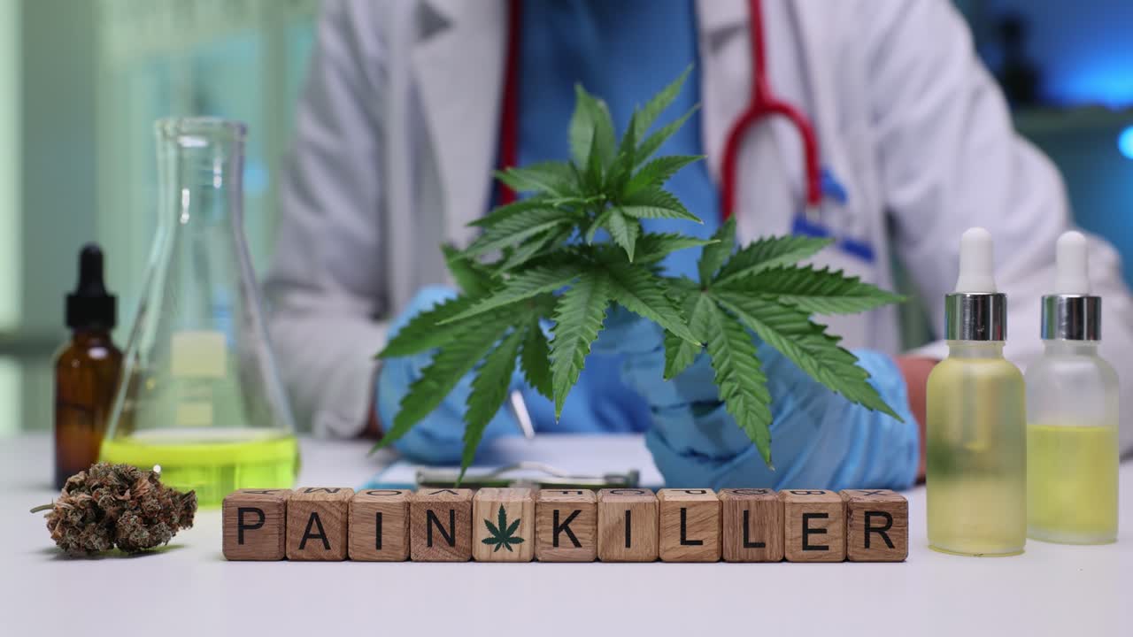 Kadın doktor kenevir yaprakları tutuyor ve reçete yazıyor.