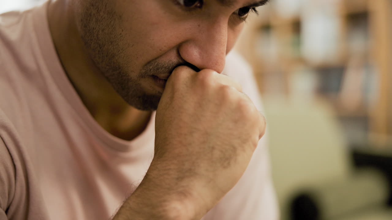 hombre tosendo y cubriendo su cara