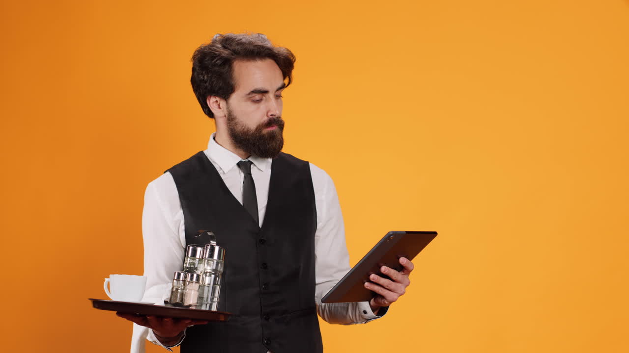 camarero experto preparándose para dar el pago