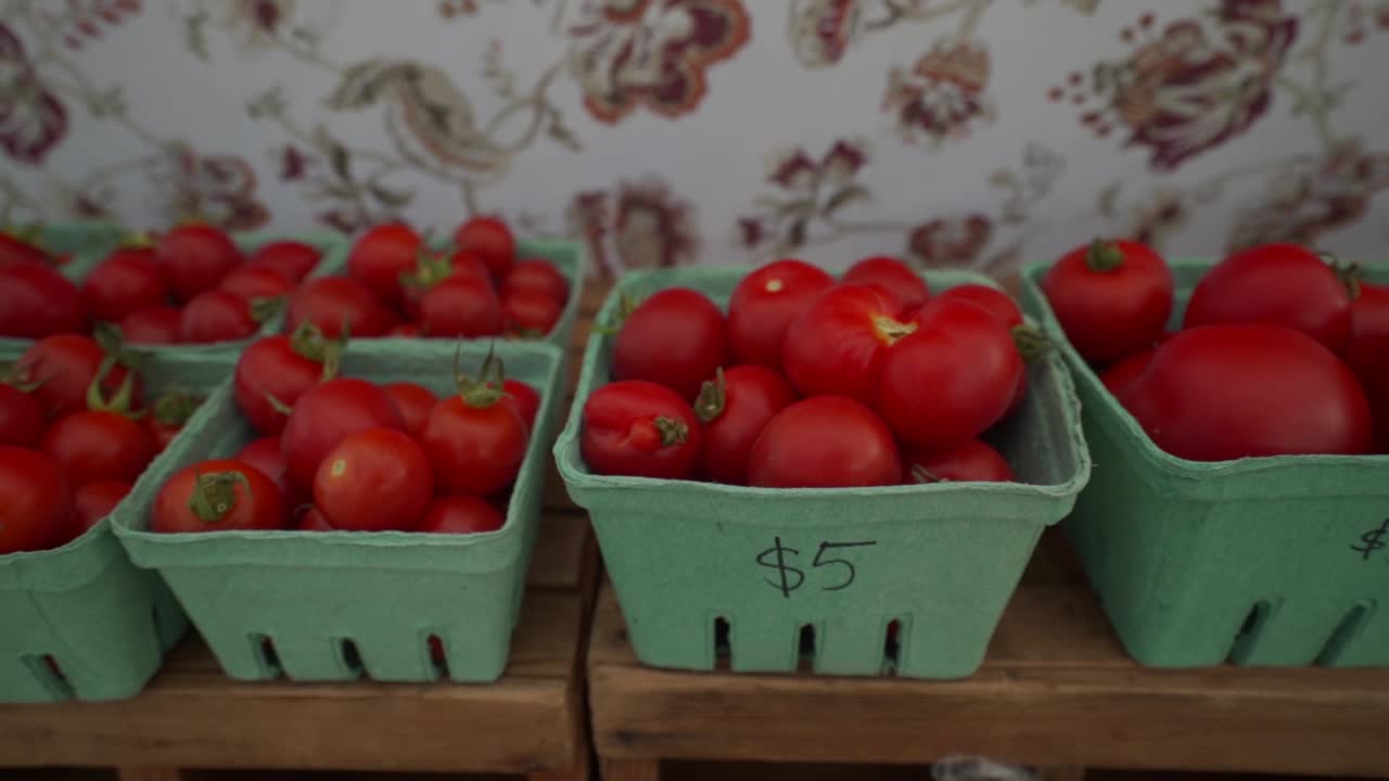 밴쿠버 섬 농민 시장에 진열된 체리 토마토