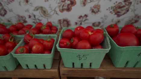tomates cherry en exhibición en el mercado de agricultores de la isla de vancouver