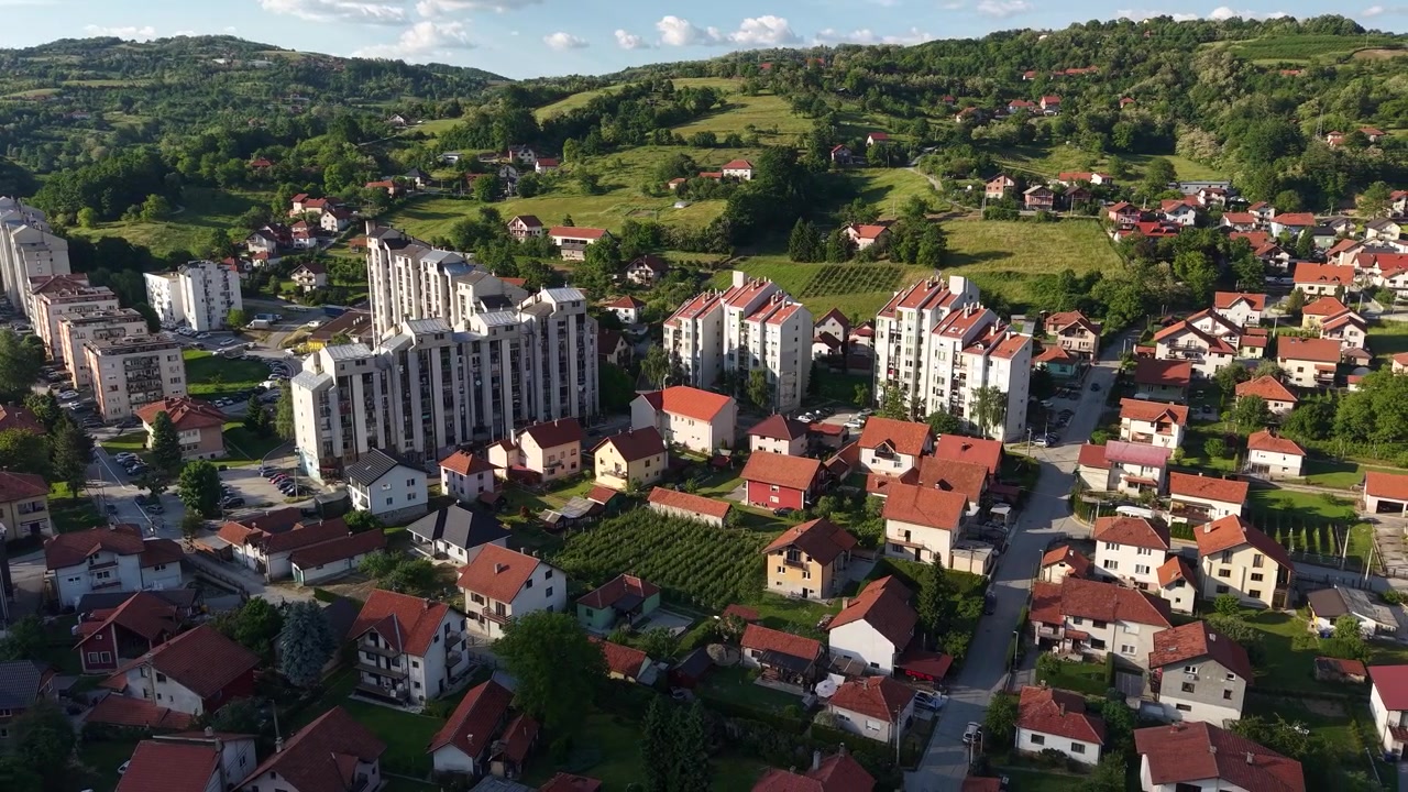 Ripresa con drone di Sevojno, Serbia, edifici residenziali e case in una soleggiata giornata estiva