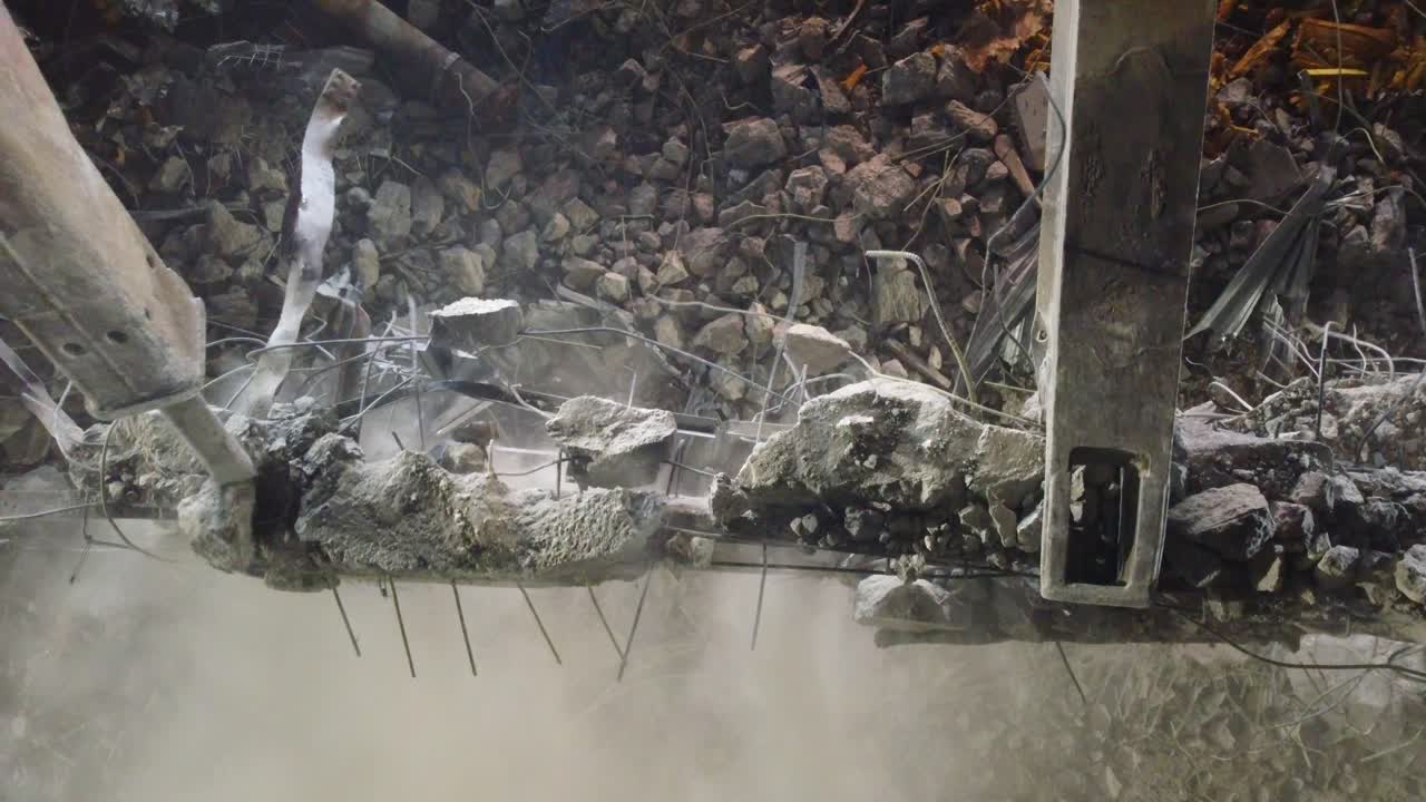 철근 콘크리트를 무너뜨리는 발굴기와 파일 드라이버 잭햄머의 자세한 클로즈업, 위에서 아래로