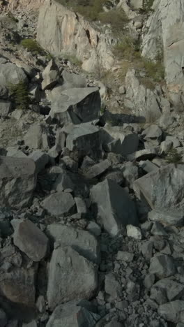 paisaje de montaña rocosa con escombros