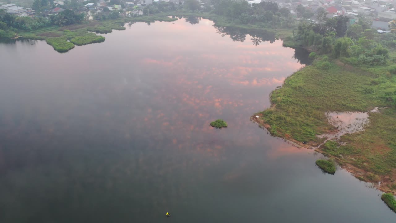 reflexión del amanecer sobre un lago en un pueblo