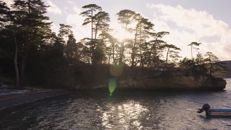 Isla-Cubierta-De-Pinos-En-La-Bahía-De-Matsushima,-Miyagi-Japón