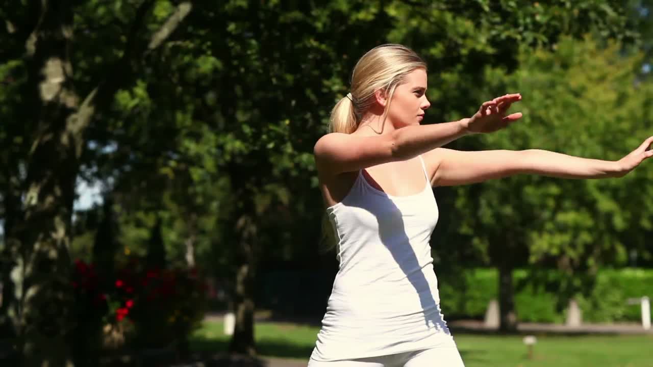 공원에서 타이치를 하는 예쁜 금발 여자