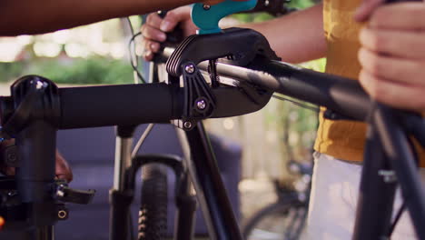 primer plano del cuerpo de la bicicleta de fijación del par