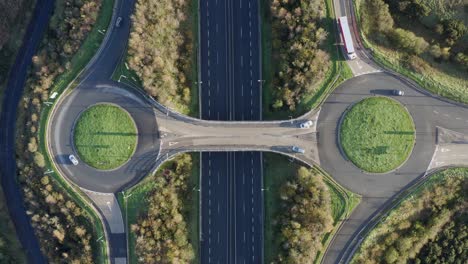 Timelapse-Aéreo-Vertical-De-Rotondas-De-Autopistas-Y-Tráfico-De-Autopistas