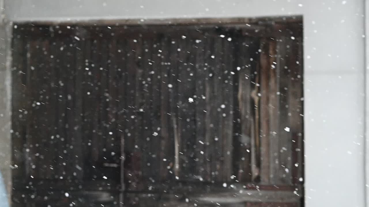 봄에 눈의 슬로우 모션입니다. 흐린 배경