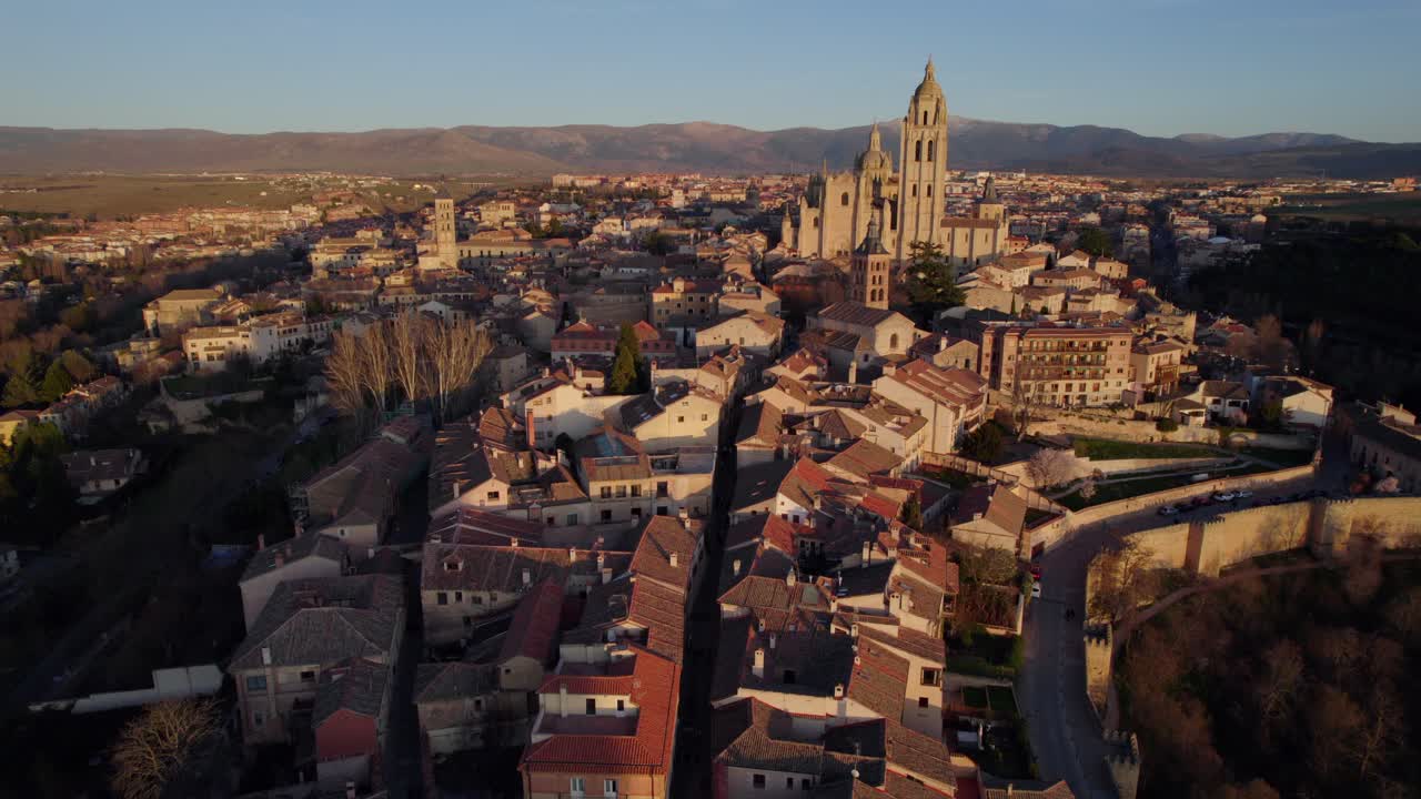 dolly aéreo en la ciudad española medieval de segovia al atardecer