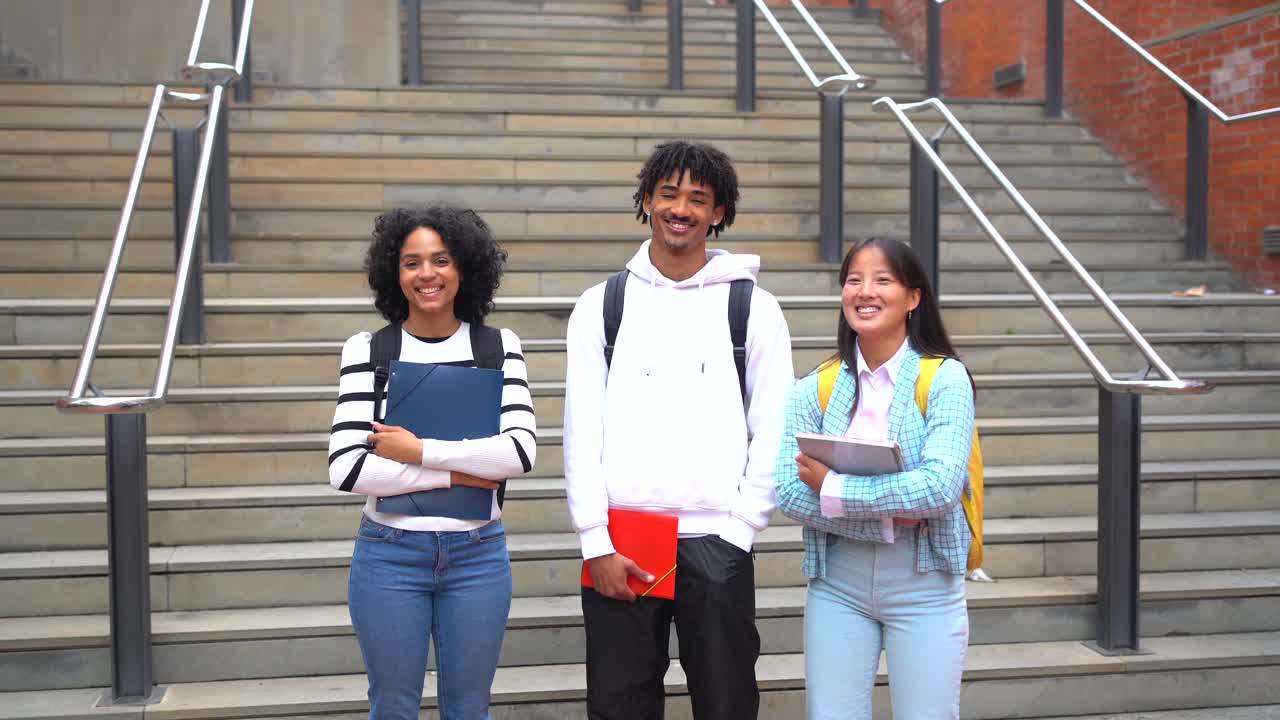 Gruppo di studenti diversi nel campus universitario