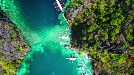 Kayangan-Lake-Descending-Next-To-A-Mountain-With-Tour-Boats-Below-Speed-Up