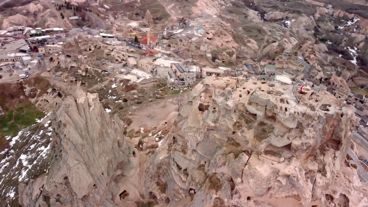 요정 굴뚝의 카파도키아 붉은 계곡의 일몰, 아름답고 고대 동굴 도시인 우치사르 상공의 공중 드론 비행, 동굴에 지어진 터키