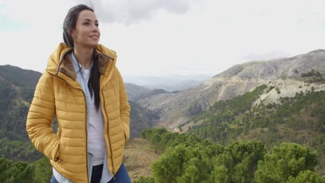 Mujer-Sonriente-Apreciando-La-Paz-De-La-Naturaleza