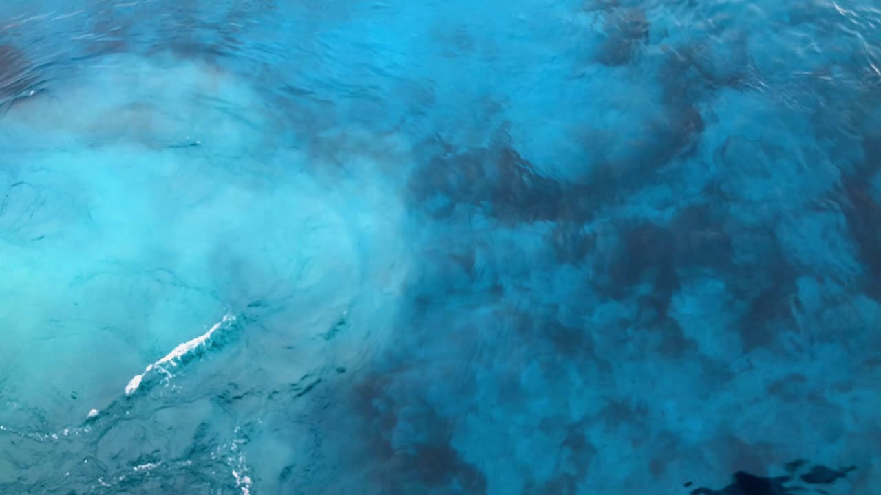 선박 모터가 항구 바닥에서 약 40피트 아래의 모래 폭풍을 일으킴