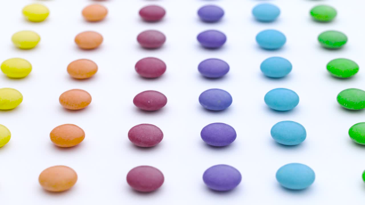 다채로운 달한 둥근 사탕 줄은  바탕에 수직으로 움직이고 있습니다.