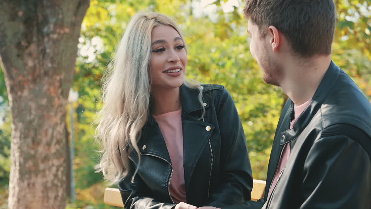 hombre romántico besa a mujer en la mejilla 1