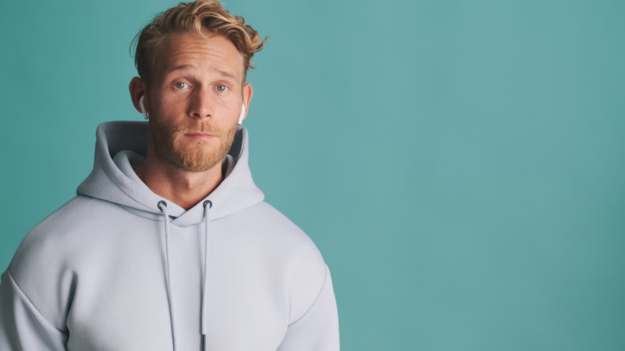 젊은 남자가 으로 가리키고 엄지손가락을 올리고