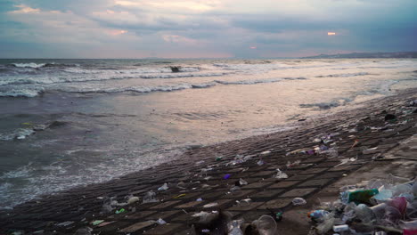 contaminación del océano marino bolsa de botella de plástico y basura residuos tóxicos en la playa