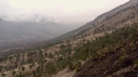 Auswirkungen-Des-Klimawandels-Auf-Hügel,-Nachdem-Ein-Feuer-Land-Zerstörte