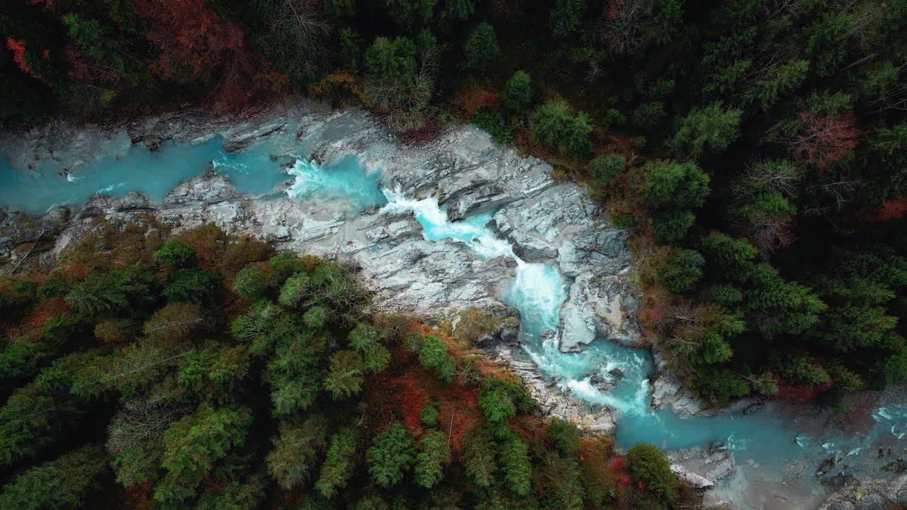 Cinemagraph di un canyon con cascata e fiume di montagna dalle acque blu nelle idilliache Alpi bavaresi e austriache, lungo una splendida foresta alberata vicino ai laghi Sylvenstein e Walchensee.