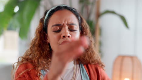 mujer con dolor de cabeza