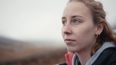mujer mirando al horizonte en un campo borroso