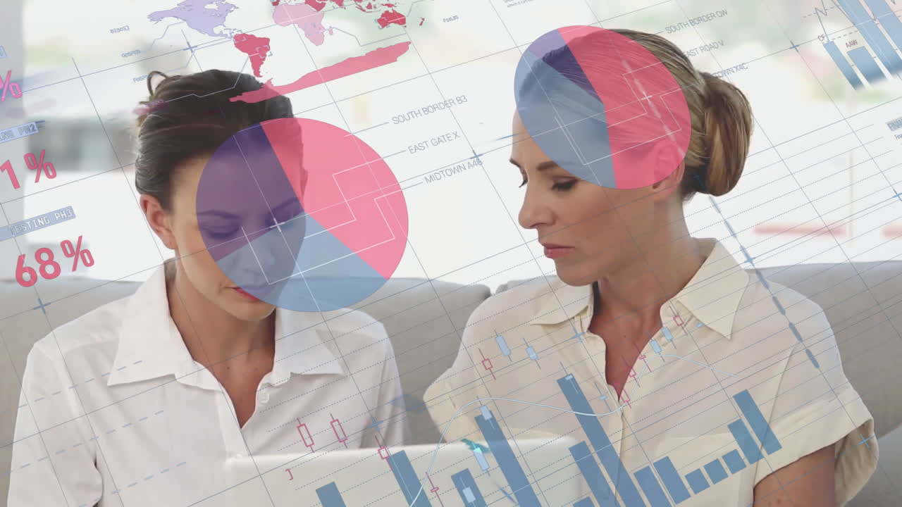 animación del procesamiento de datos financieros sobre mujeres empresarias caucásicas en la oficina