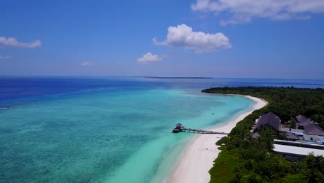 Resort-on-idyllic-Hanimaadhoo-island-in-the-Maldives-Indian-ocean-aerial-dolly