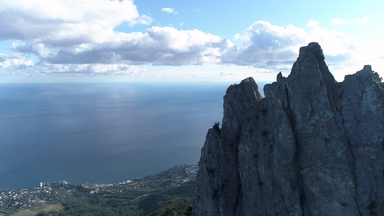 vista de la costa montañosa