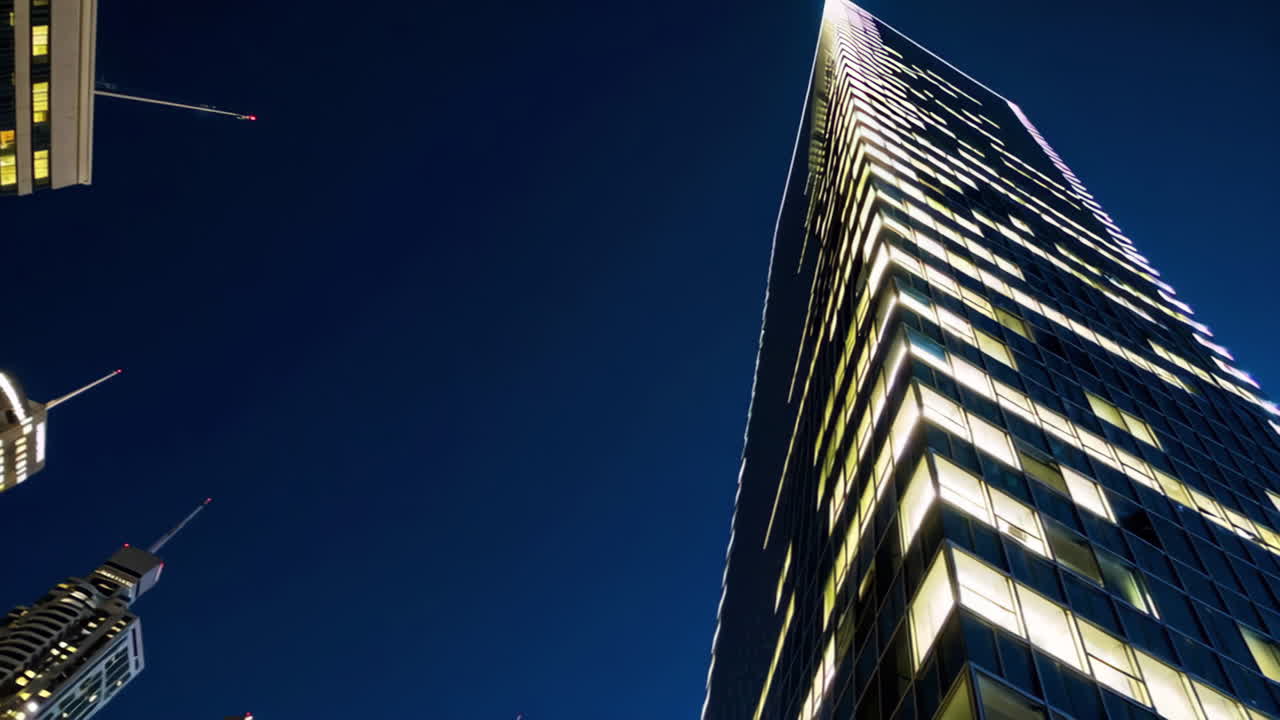 rascacielos moderno por la noche