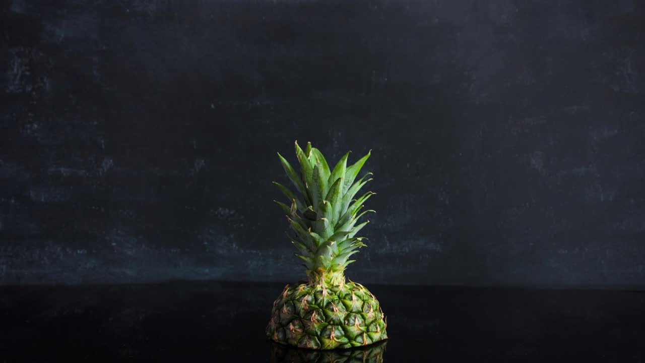 검은색 배경에 익은 열대 과일 파인애플을 멈추십시오.