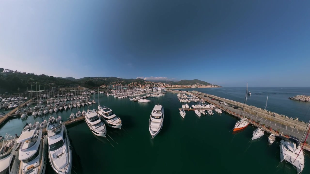 Splendido panorama aereo che mostra il bellissimo porto turistico di Varazze. Numerosi yacht e barche a vela ormeggiati ai moli in una giornata di sole.
