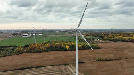 Directamente-A-La-Vista-De-Una-Gran-Turbina-Eólica-En-Otoño.