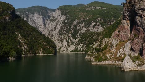 Fährfahrt-Auf-Einem-Wunderschönen-See-über-Felsige-Berge-In-Nordalbanien