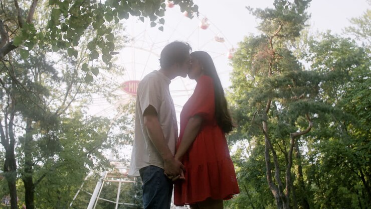Couple amoureux au parc