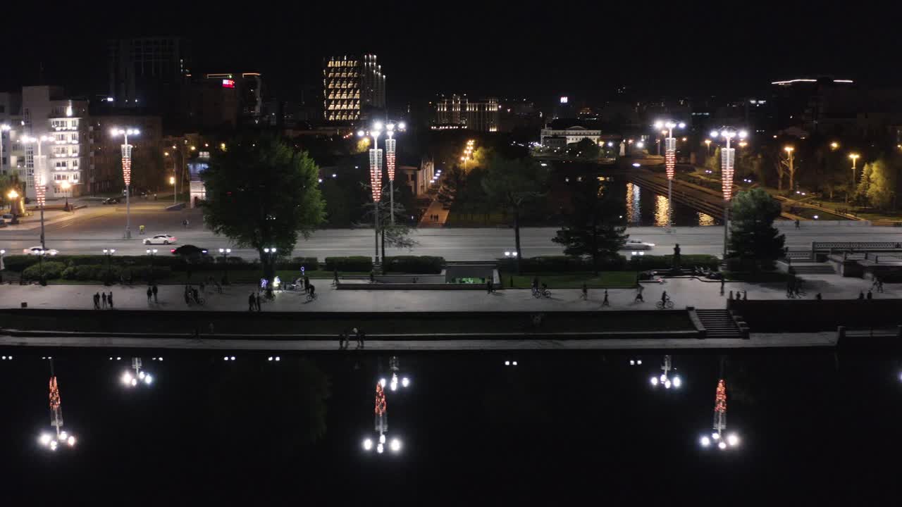 강 과 공원 이 있는 도시 의 야간 풍경