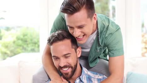 Pareja-Gay-Relajándose-En-El-Sofá