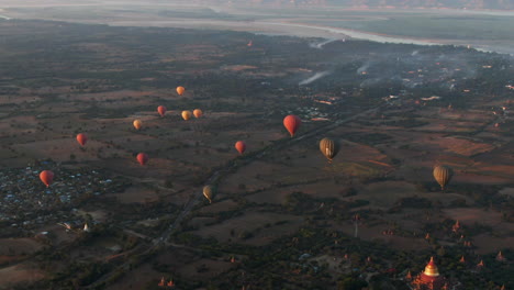 Wunderschöne-Luftaufnahme-Von-Heißluftballons-über-Weitem-Ländlichen-Land-In-Myanmar