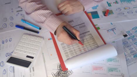 primer plano de las manos tomando notas en el informe financiero