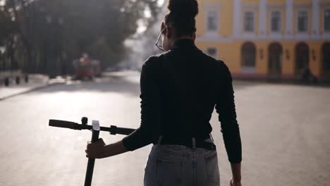 Imágenes-Raras-De-Una-Mujer-De-Carrera-Mixta-Caminando-Por-La-Calle-De-La-Ciudad