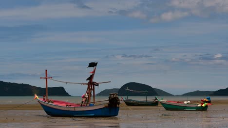 Fischerboote,-Die-Bei-Ebbe-Festmachen,-Werden-Normalerweise-Als-Teil-Einer-Romantischen-Provinziellen-Seelandschaft-Des-Khao-Sam-Roi-Yot-Nationalparks,-Prachuap-Khiri-Khan,-In-Thailand-Gesehen