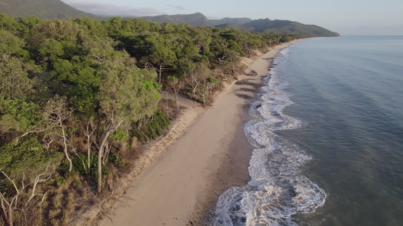 idílico paisaje marino en la playa de wangetti en el norte de queensland, australia - toma aérea de drones